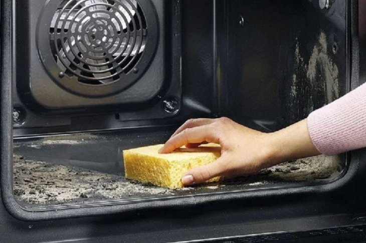 Всього 30 хвилин і ваша духовка сяятиме чистотою: простий дієвий засіб