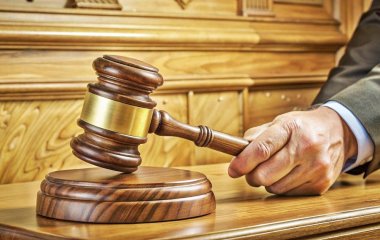 Чиновник 10 років отримував зарплату за “прогули”: чим закінчилося байдикування