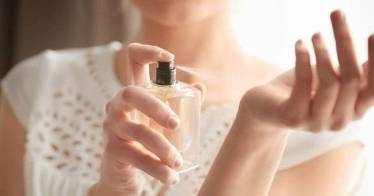 Куди та як наносити парфум: помилки, які вбивають стійкість аромату