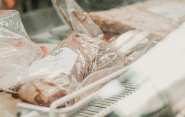 Помиляєтеся кожного разу: чому зберігати м’ясо в пакетах смертельно небезпечно і як виправити помилку