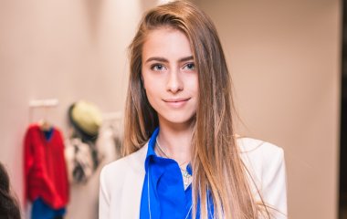 Внучка Софии Ротару опубликовала весеннее фото в яркой вышиванке