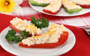 Лодочки из перца со сливочным сыром: быстрый рецепт праздничной закуски