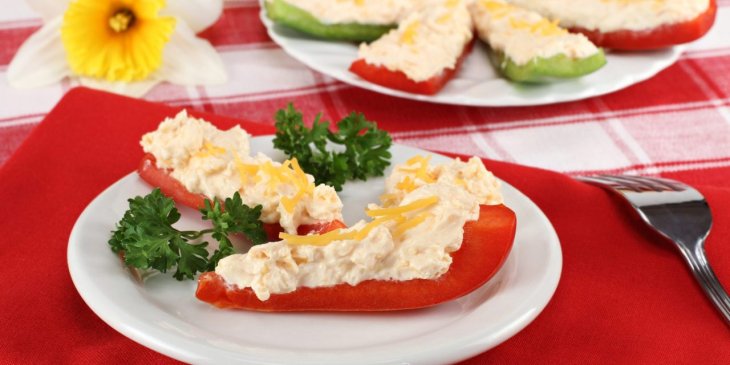 Лодочки из перца со сливочным сыром: быстрый рецепт праздничной закуски