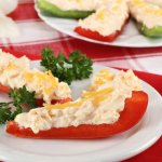 Лодочки из перца со сливочным сыром: быстрый рецепт праздничной закуски