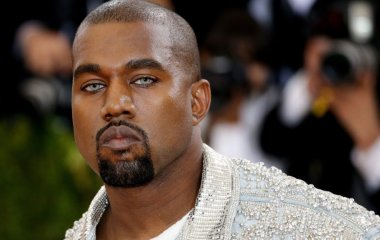 Разъяренный прохожий плюнул на машину Канье Уэста у него на глазах 