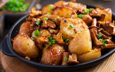 Жареный картофель на сковородке с грибами