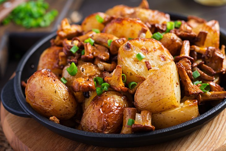 Жареный картофель на сковородке с грибами