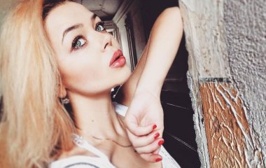 Алина Гросу очаровала своим видом в белом платье с перфорацией