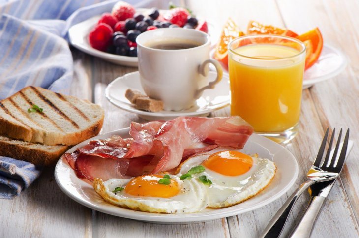 Завтракаем правильно: в какое время нужно есть утром, чтобы продлить жизнь