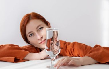 Як зрозуміти, що ви п'єте недостатньо води: сигнали організму