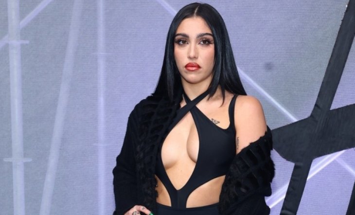 Дочь Мадонны была замечена на прогулке с отцом (фото)