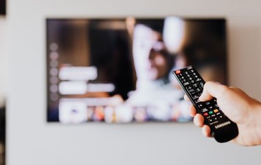 Можно ли вытирать телевизор влажной тряпкой: советы экспертов