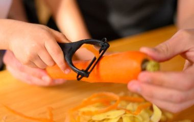 Які овочі та фрукти краще не чистити: їхня шкірка містить купу вітамінів та інших корисних речовин