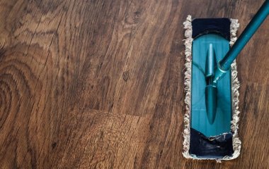 Як помити підлогу, щоб вона не була липкою: не робіть цих поширених помилок