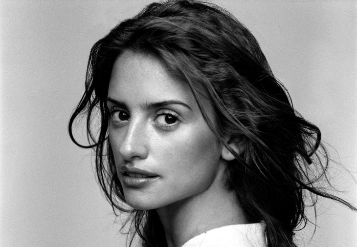 Пенелопа Крус зачарувала шанувальників стрункими формами у міні-сукні