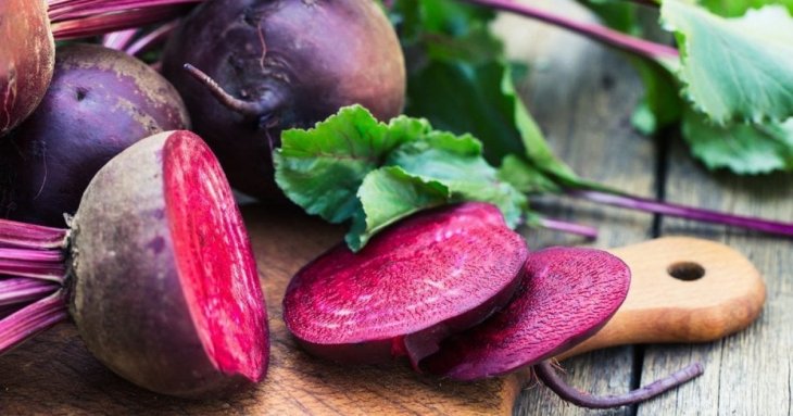 Забудьте про “Оселедець під шубою”: цей буряковий салат підкорить вас з першої ложки