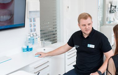 Стоматолог дав поради тим, хто вирішив встановити вініри