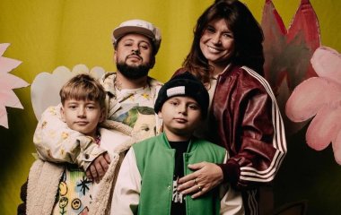 Дружина MONATIK на свіжих фото приголомшила, як їхні сини подорослішали та змінились