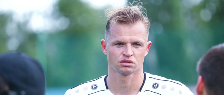 Дмитрий Тарасов устроил пьяный дебош на борту самолета