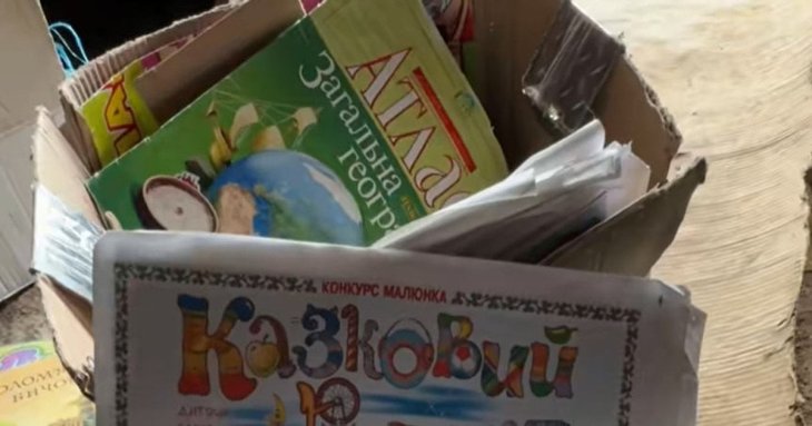 Від старого джойстика до газет: українка показала свій архів 90-х, що розчулив Мережу