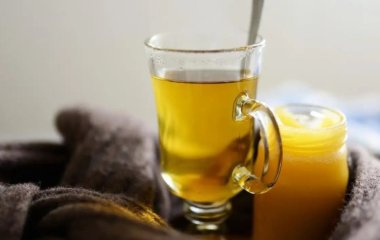 Дієтолог попередила про небезпеку змішаного з чаєм меду