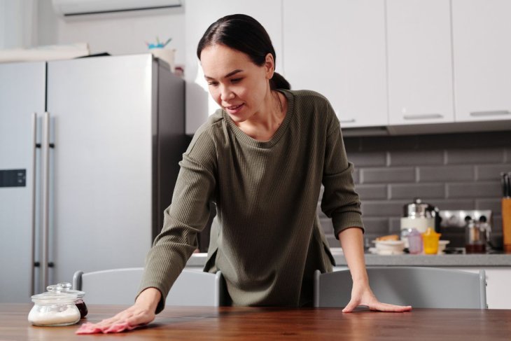 Как почистить холодильник и микроволновку из нержавейки: пятна исчезнут мгновенно