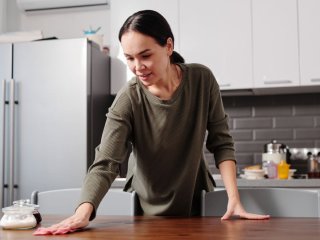 Как почистить холодильник и микроволновку из нержавейки: пятна исчезнут мгновенно