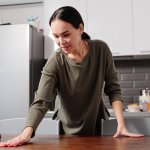 Как почистить холодильник и микроволновку из нержавейки: пятна исчезнут мгновенно