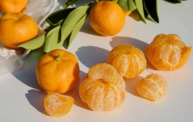 Медики рассказали, кому опасно есть мандарины