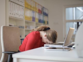 Пробіжка, вітаміни та світлотерапія: як позбутися  сонливості