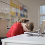 Пробежка, витамины и светотерапия: как избавиться от сонливости