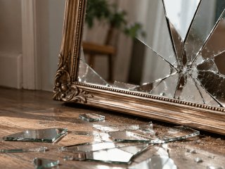 Не ігноруйте ці знаки: 6 тривожних подій у домі, що віщують негаразди