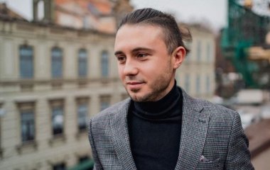 Тарас Тополя після розлучення показався з 10-річним сином за розвагами у засніженому Києві