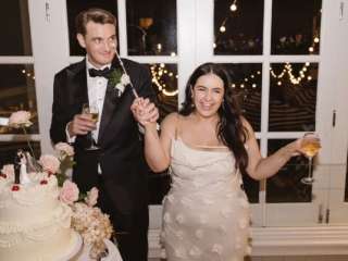 Невеста случайно перевернула свадебный торт: забавный момент попал на фото