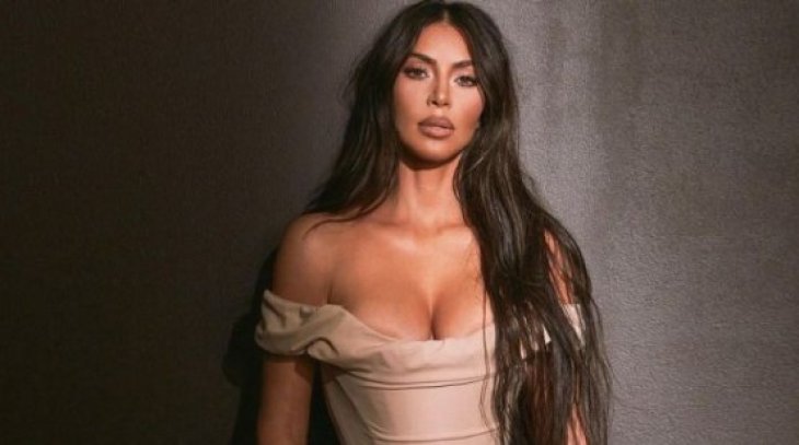 Ким Кардашьян носит бикини с прозрачными брюками (фото)