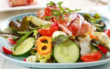 Салат из шпината с вареным яйцом и хрустящей куриной грудкой