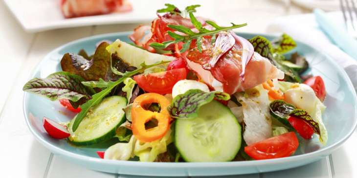 Салат из шпината с вареным яйцом и хрустящей куриной грудкой