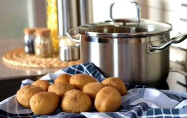 Почему опытные хозяйки чистят зеркала картошкой — лайфхак для аллергиков с длительным эффектом чистоты