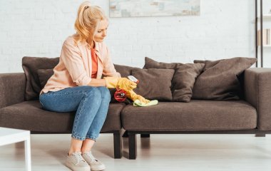 Як почистити диван без пилососа: 4 хитрих трюки професійних клінерів