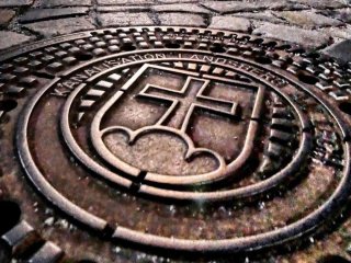Чому каналізаційні люки круглі: як геометрія допомагає уникнути небезпеки