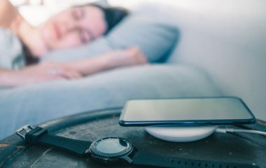 Експерт пояснив, чому краще не лягати спати поряд зі смартфоном