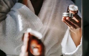 Що таке вікові плями на обличчі і як їх позбутися – поради косметолога