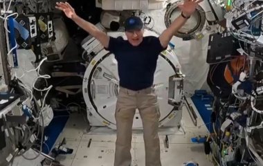 Як одягти штани у космосі: астронавт NASA показав кумедне відео з МКС