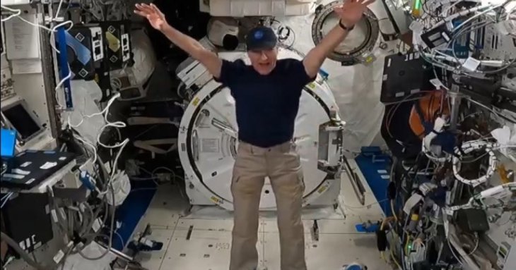 Як одягти штани у космосі: астронавт NASA показав кумедне відео з МКС