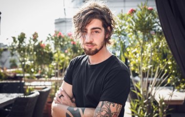 Владимир Дантес удивил поклонников фотосессией на каблуках и с макияжем на лице