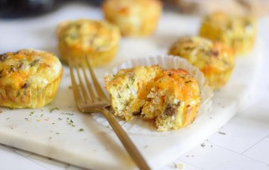 Идеальный вариант перекуса на работу и в школу: рецепт мафинов с творогом