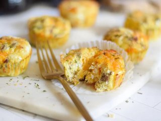 Идеальный вариант перекуса на работу и в школу: рецепт мафинов с творогом