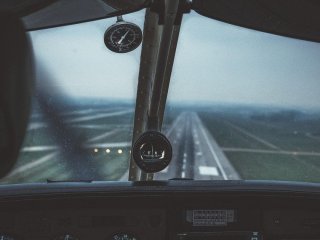 Пасажирка передала пілоту записку і літак розвернули — що вона написала