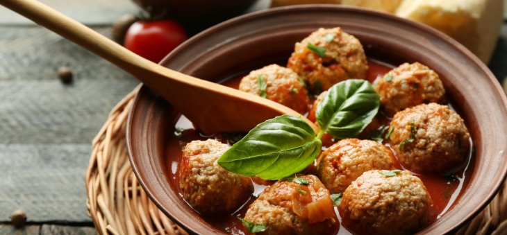 Мясные тефтели для детей: рецепт с рисом и овощами