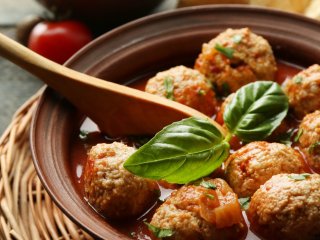 Мясные тефтели для детей: рецепт с рисом и овощами